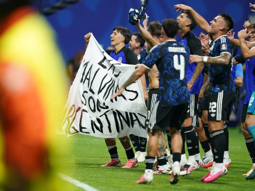 Con Malvinas en la cancha y "un minuto de silencio a Inglaterra que está muerto": el festejo de la Selección tras bajar a Inglaterra