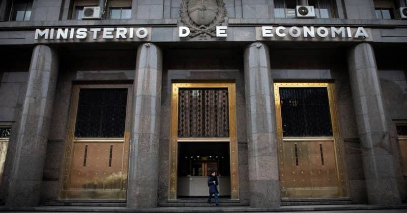 Por la suba del dólar, bajó en junio la deuda pública