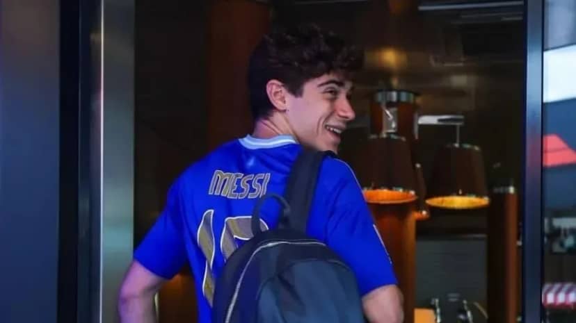 Colapinto llegó al GP de Bélgica con la camiseta de Messi tras el triunfo de Argentina ante Inglaterra - TyC Sports