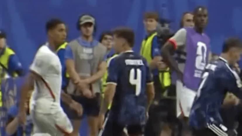 La guapeada de Montiel a Bellingham en Argentina-Inglaterra que se volvió viral - TyC Sports