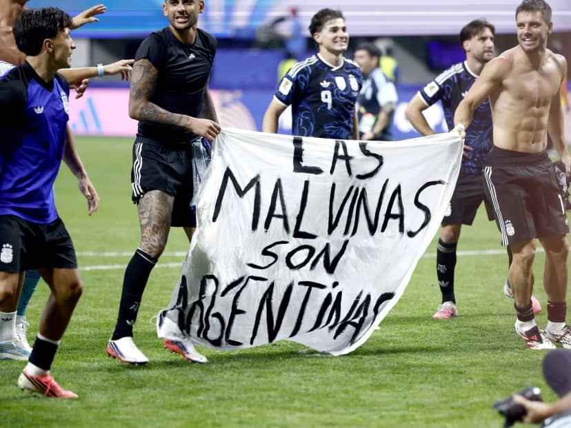 El Gobierno británico pidió a la FIFA que investigue a la Selección por la bandera de Malvinas