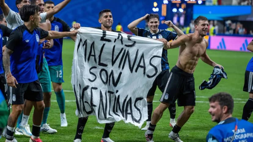 La historia de la improvisada bandera de Malvinas que mostraron los jugadores de Argentina y cómo les llegó - TyC Sports