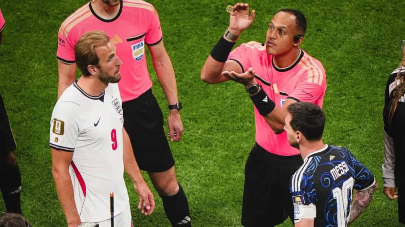 Sin mirar la moneda: Messi, a lo Maradona en el sorteo frente a Inglaterra - TyC Sports