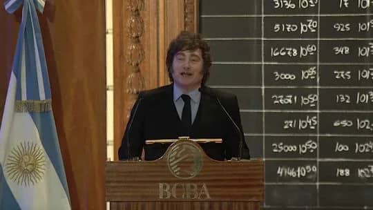 "Si no te gusta, ¡andate a Cuba!": Milei se peleó con un espectador a los gritos mientras daba su discurso en la Bolsa de Comercio