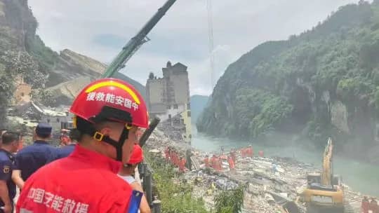 China: un deslizamiento de tierra hizo colapsar 10 edificios y provocó 8 muertes