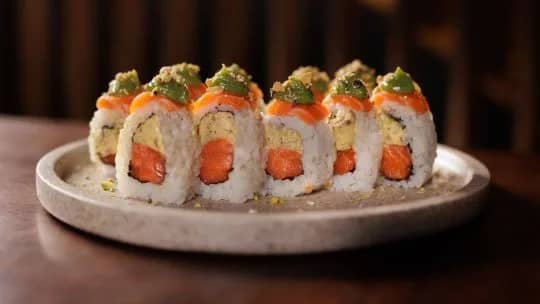 Las seis experiencias de sushi y cocina fusión imperdibles para celebrar el Día del Amigo en Buenos Aires