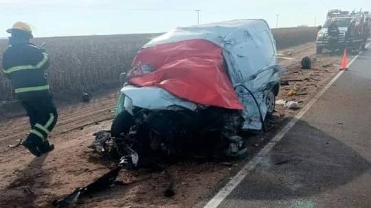 Otra tragedia en la Ruta 4 en Córdoba: dos muertos por el choque entre un camión y un utilitario