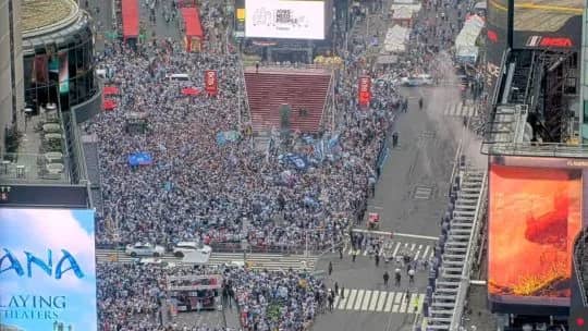 Miles de argentinos coparon Times Square con un histórico banderazo en la previa de la final ante España
