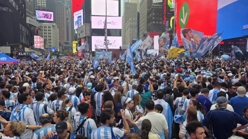 Locura en Times Square por un banderazo argentino que no frenó ni la lluvia - TyC Sports