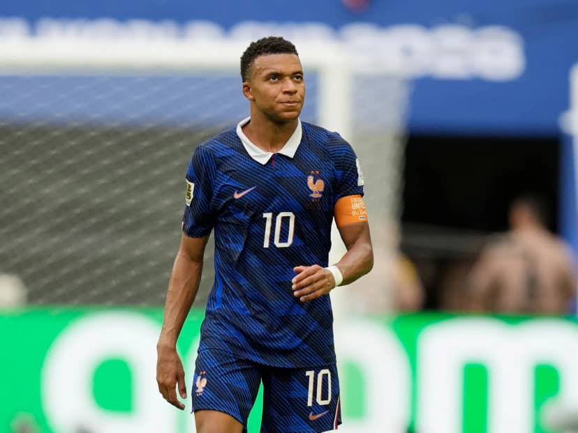 Mbappé: "Me hubiera gustado no ser el máximo goleador y jugar la final" y "mañana Messi va a hacer un gol seguro"