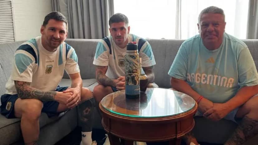 Tapia respetó la cábala antes de Argentina vs. España: foto con Messi y De Paul y un mensaje especial - TyC Sports