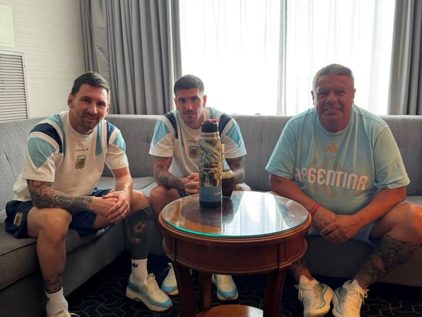 La foto cábala de Chiqui Tapia antes de enfrentar a España en el Mundial