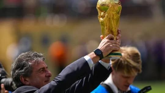 Así fue el ingreso de la Copa del Mundo en la final entre Argentina y España: Kempes e Iniesta protagonizaron un momento histórico
