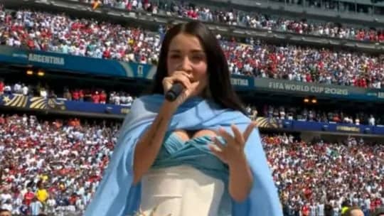El impactante vestido celeste y blanco de María Becerra en la final del Mundial 2026