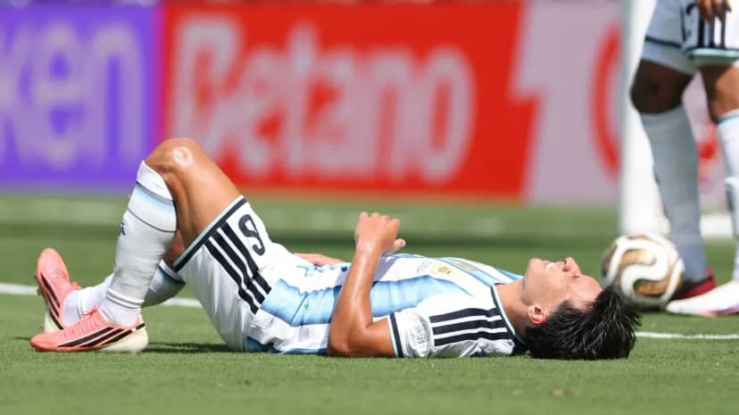 Cambio de emergencia en Argentina: Lisandro Martínez salió lesionado en el primer tiempo - TyC Sports