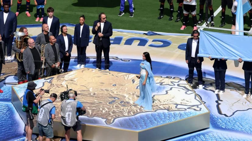 Así cantó María Becerra el himno antes de Argentina vs. España - TyC Sports