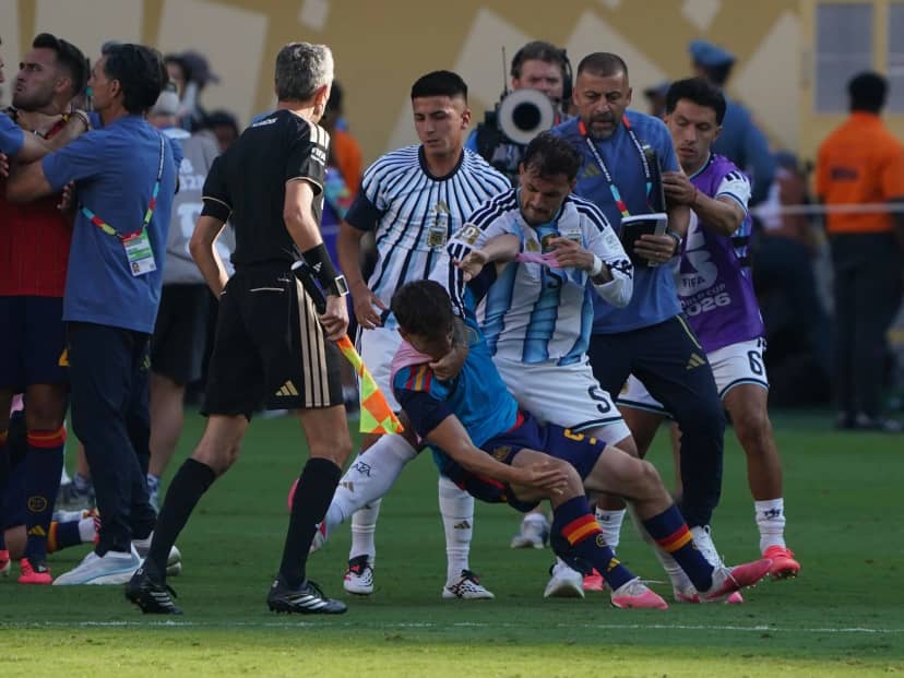 Final caliente: Paredes expulsado por pelearse con Eric y Gavi y el "lloraron toda la semana" de Otamendi a Rodri
