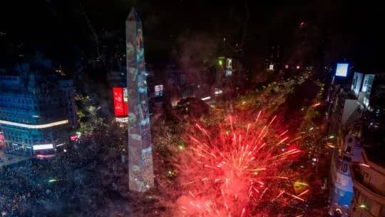 "Argentino en las buenas y en las malas": miles de hinchas se reúnen en el Obelisco y otros puntos del país para honrar a la Selección