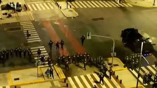 Incidentes en el Obelisco: "Esto se fue de las manos. Le tiran a la policía por la espalda. Es una locura"