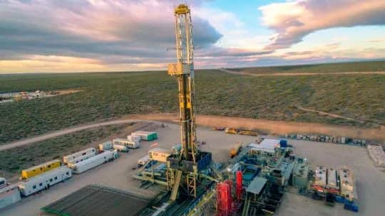 El petróleo volvió a superar los u$s 90: qué impacto puede tener en los combustibles y en la economía argentina