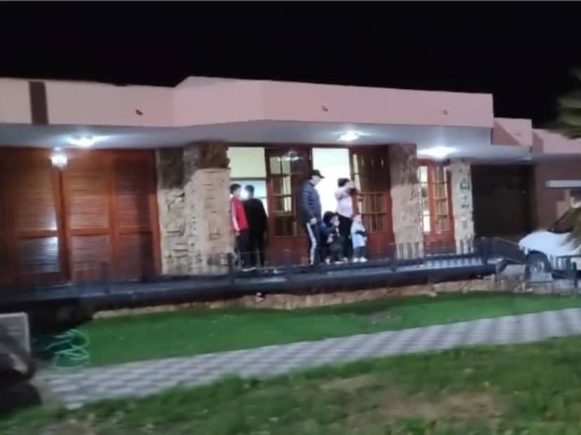 Video: el saludo a la gente de la familia Scaloni en Pujato en plena caravana