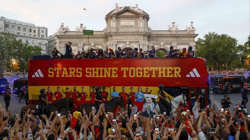 Más de un millón de personas reciben a España en Madrid tras la consagración en el Mundial  - TyC Sports
