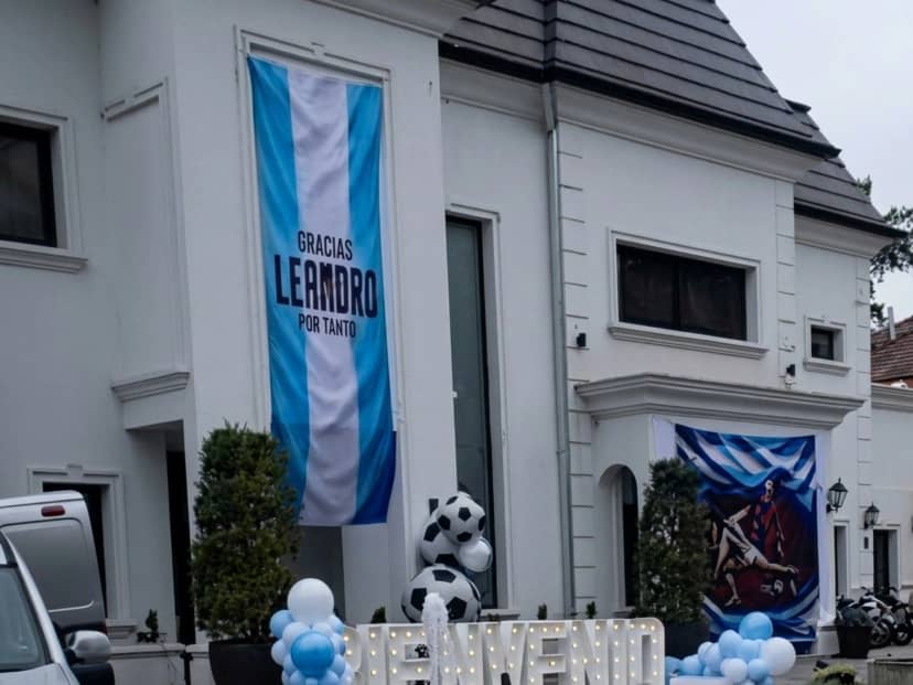 El tremendo homenaje familiar a Paredes en su casa y la emoción de su mamá por el Mundial