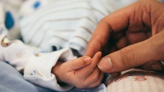 Nacen menos bebés: una nueva “culpa” para las mujeres