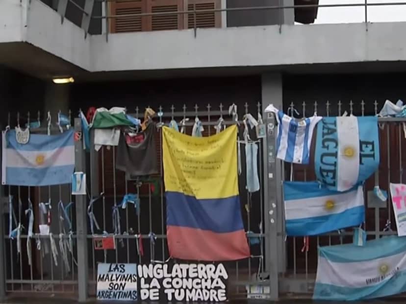 La vieja casa de Messi en Rosario se llenó de banderas y mensajes