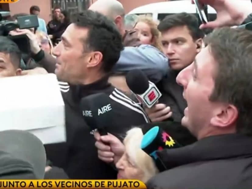 La locura por Scaloni en la llegada a Pujato: "Leo no se va", el autógrafo a la camiseta de un perrito y un dulce regalo