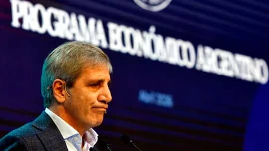 Inocencia fiscal: Caputo busca eliminar límites y ampliar beneficios para incentivar el ingreso de dólares del colchón