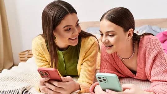 Francia aprobó una ley para restringir el acceso a redes sociales a menores de 15 años