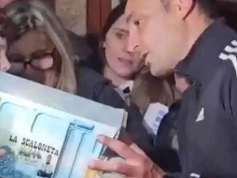 Video: a Scaloni le regalaron la Scaloneta