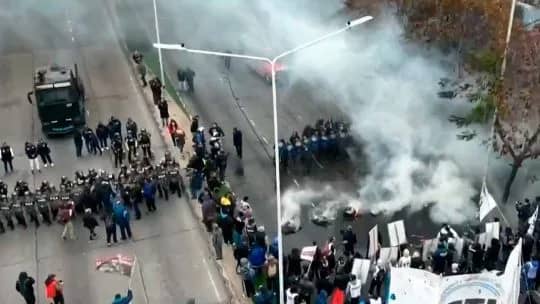 Tensión en los ingresos a CABA: cortes de manifestantes, que están cara a cara con la Policía