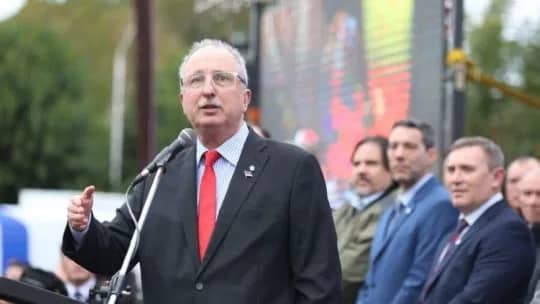 Impacto en las provincias: Passalacqua dispuso la reducción y fusión de ministerios en Misiones