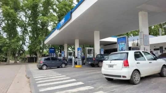 El petróleo roza los u$s 100 y se enfría la posibilidad de una baja en el precio de la nafta