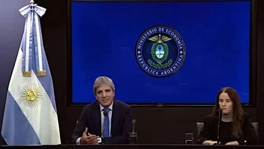 Dólares bajo el colchón: Caputo cambia la ley, pero los expertos advierten que la desconfianza sigue intacta