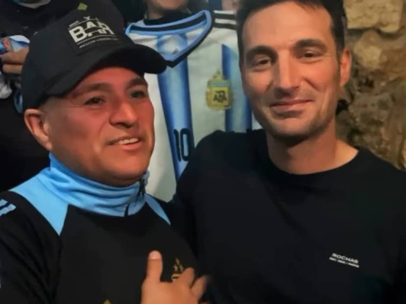 Lionel Scaloni sorprendió a un hincha y firmó un auto ploteado con imágenes de la Scaloneta