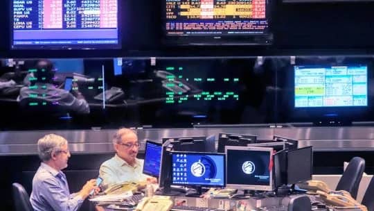 Dudas sobre gasto en IA y alza del petróleo golpean a los mercados