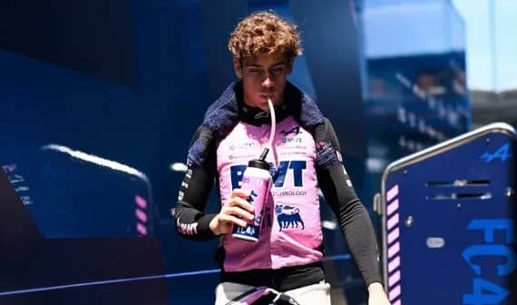 “Es una verg&uuml;enza”: Colapinto cuestionó la organización por juntarlo con Sainz y Alonso