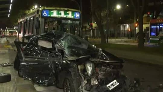 Impactante choque en Palermo entre un auto y un colectivo que iba por el Metrobús: dos mujeres heridas