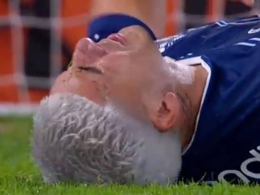 Insólito: al Chelo Torres le atajaron un penal y ¡se lesionó!