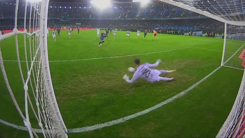 ¡Insólito! Cambeses le atajó un penal a Torres, que salió lesionado tras la ejecución