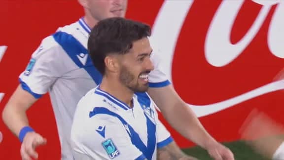 Lanzini dejó pasar el balón, buscó la devolución y selló el 1 a 0 de Vélez