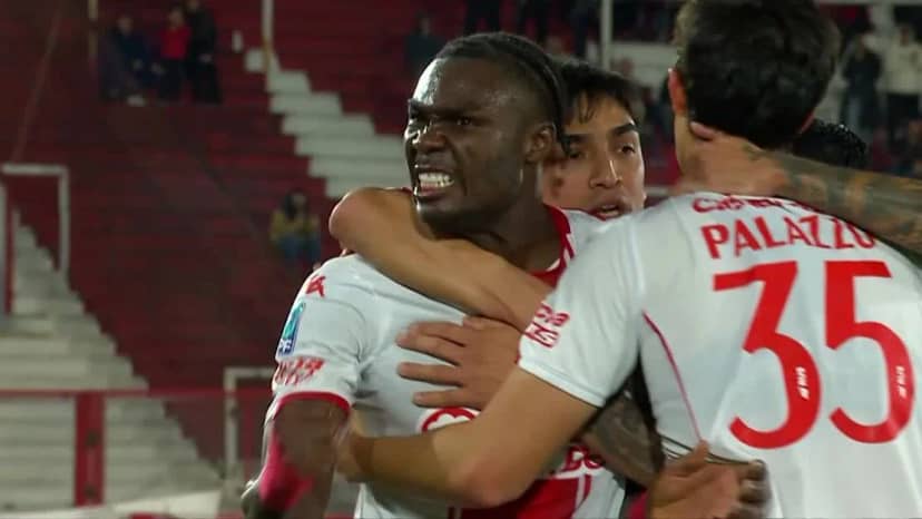 Jordy Caicedo se "inventó" un gran gol para el 1-0 de Huracán ante Banfield