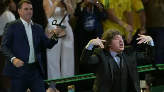 Milei, durísimo con Lula en el acto de campaña de Flávio Bolsonaro: "Basta de basura socialista y zurdos ladrones"