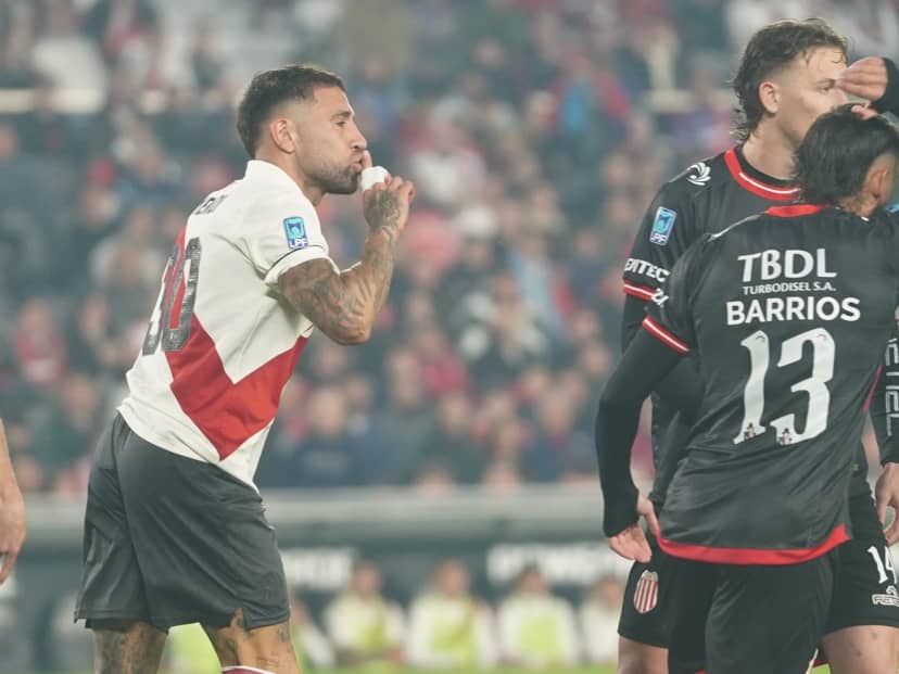 Otamendi: titular y capitán en su debut en River