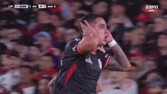 ¡Morales no desaprovechó el rebote y gritó para Barracas en el Monumental!