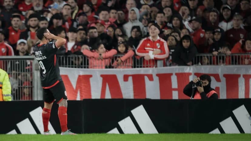Morales aprovechó una desatención del fondo y marcó su gol para Barracas vs. River