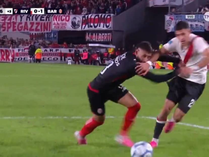 Video: por qué el árbitro pudo haber cobrado penal de River ante Barracas